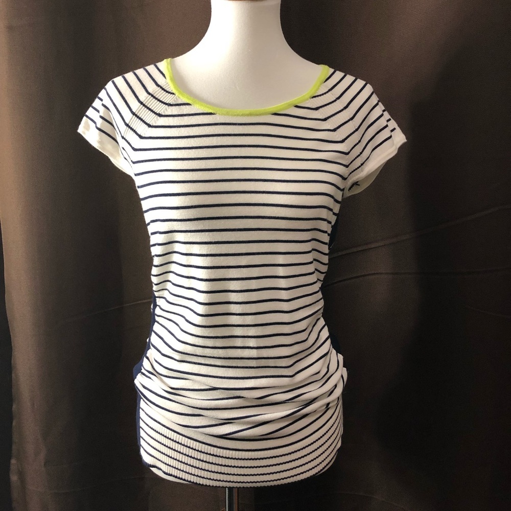 Women’s light knit short sleeve sweater NWT Sz Med